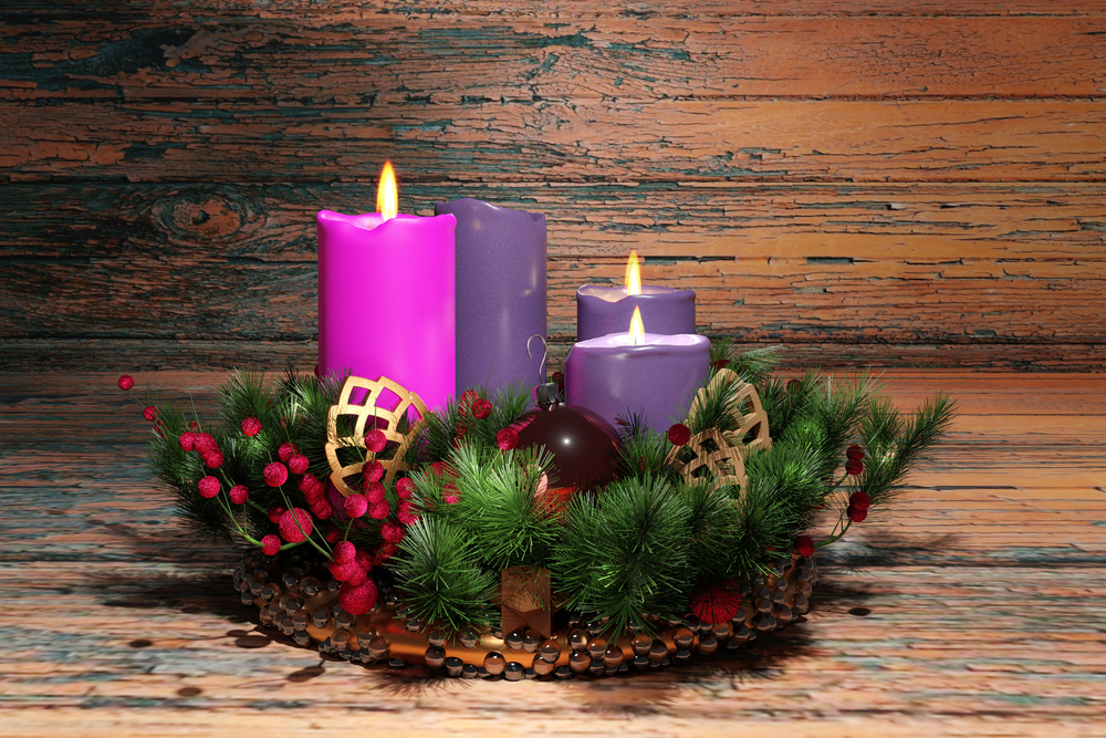 Adventkranz mit 3 Violetten und einer rose Kerze.