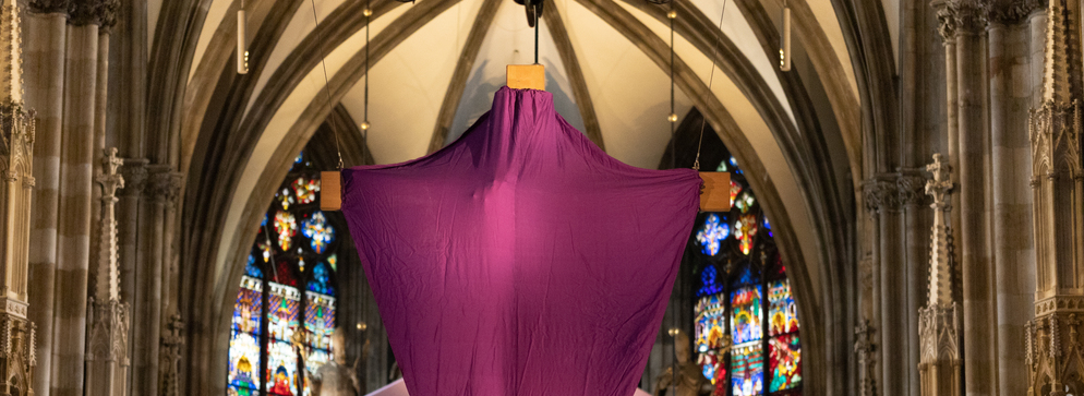 Verhülltes Kreuz im Stephansdom, Karwoche, Fastentuch, Riesen-Pullover, Erich Wurm