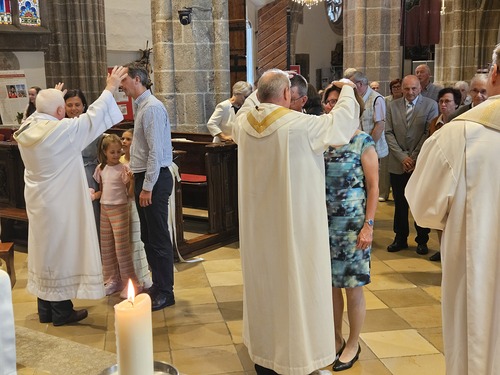 Priester segnen Familien