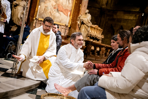Erzbischof Josef Grünwild bei der Fußwaschung im Stephansdom.