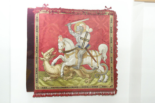Fahne mit Ritter-Motiv: der hl. Georg tötet den Drachen. Schatzkammer des deutschen Ordens.Wien
